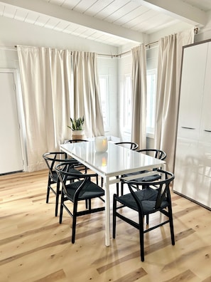 Dining - Perfect 3-bedroom townhome walking distance to Whole Foods in Santa Rosa (Santa Rosa)