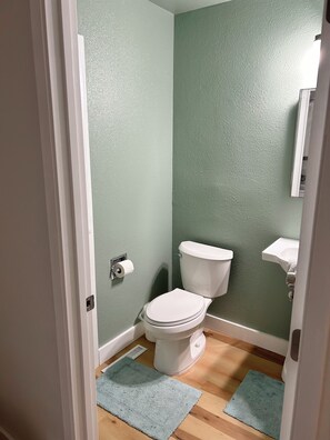 Bathroom - Perfect 3-bedroom townhome walking distance to Whole Foods in Santa Rosa (Santa Rosa)