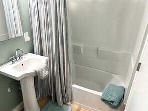 Hair dryer, towels, soap, toilet paper - Perfect 3-bedroom townhome walking distance to Whole Foods in Santa Rosa (Santa Rosa)