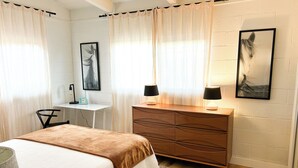 A bedroom with a bed, bedside table, lamp, dresser, and a framed picture on the wall. - Perfect 3-bedroom townhome walking distance to Whole Foods in Santa Rosa (Santa Rosa)