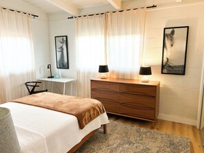 A bedroom with a bed, bedside table, lamp, dresser, and a framed picture on the wall. - Perfect 3-bedroom townhome walking distance to Whole Foods in Santa Rosa (Santa Rosa)