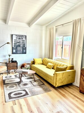 Living area - Perfect 3-bedroom townhome walking distance to Whole Foods in Santa Rosa (Santa Rosa)