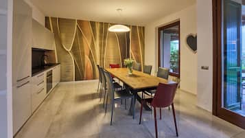 Villa, balcón, vista a la montaña | Interior