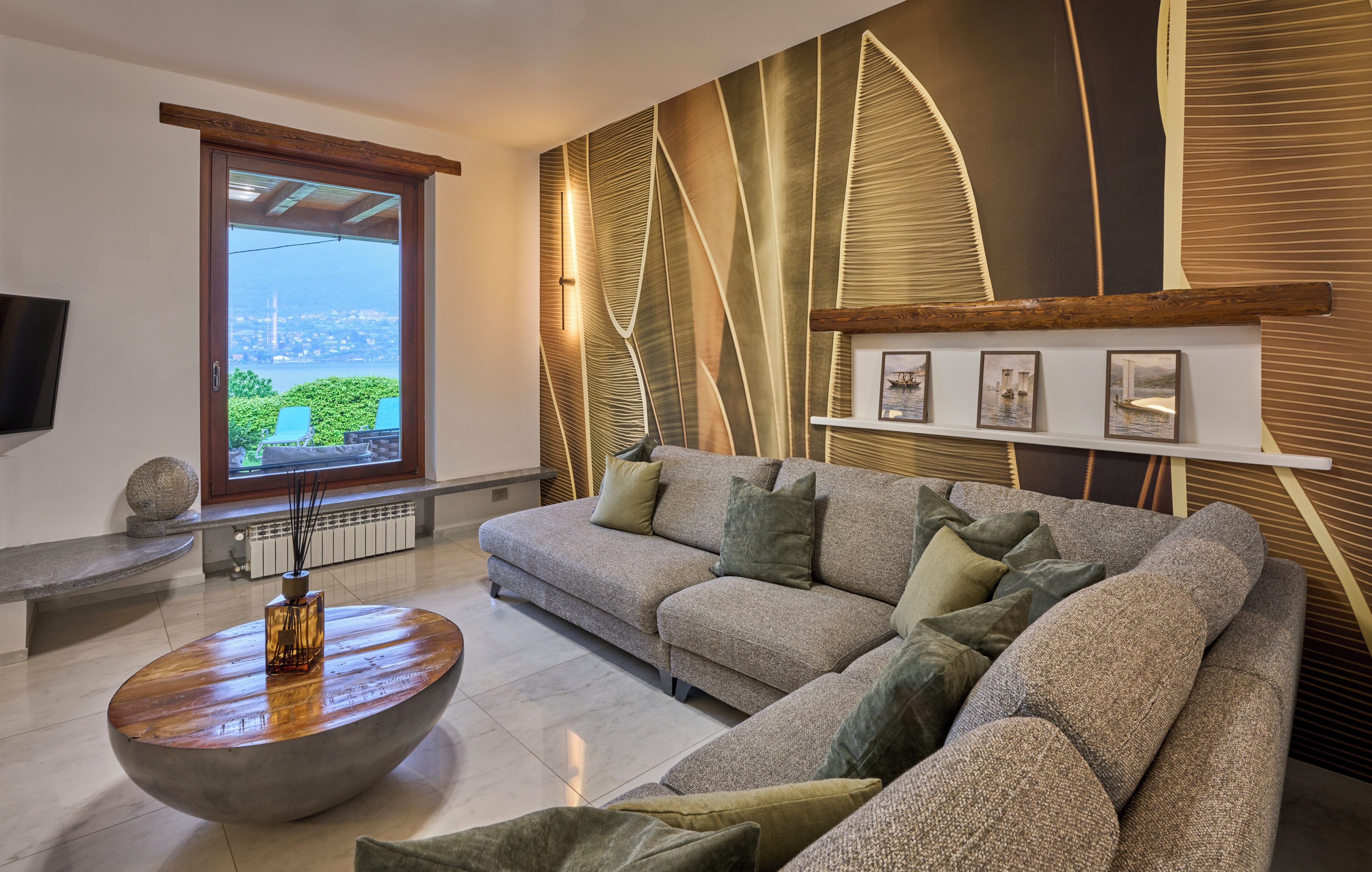 Villa, balcone, vista montagna | Area soggiorno | TV a schermo piatto