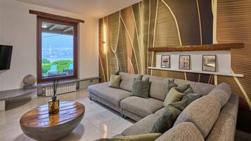 Villa, balcone, vista montagna | Area soggiorno | TV a schermo piatto