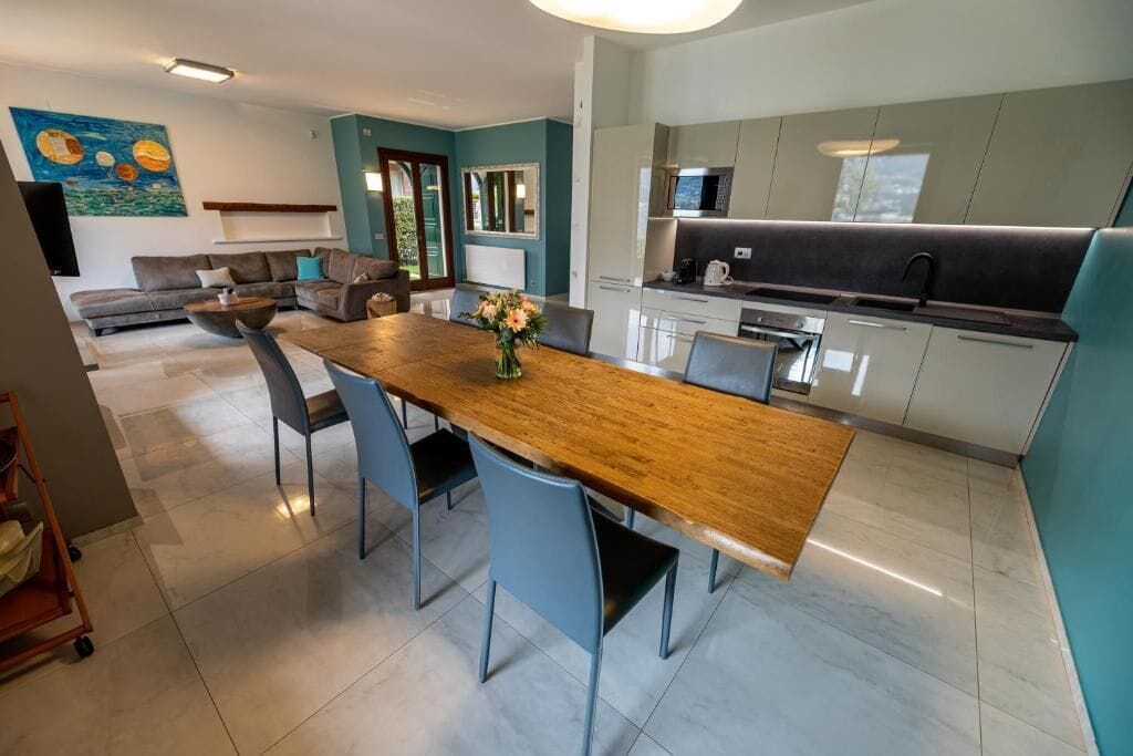 Villa, Balkon, Bergblick | Innenbereich