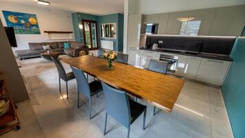 Villa, Balkon, Bergblick | Innenbereich