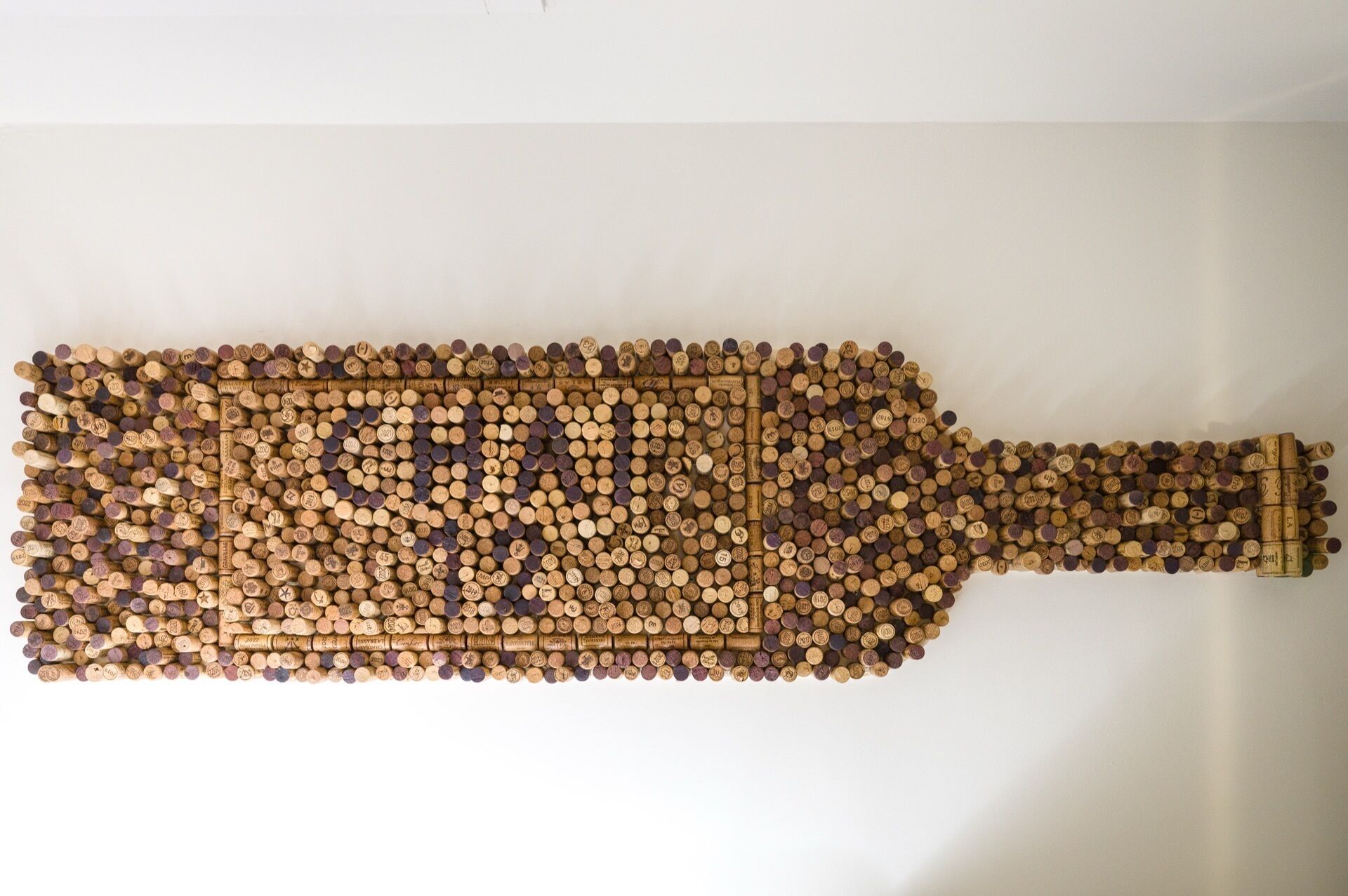 Una botella hecha de numerosos tapones de corcho.
