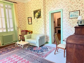 Living area - “The Antique Room at Château Habas” with Wi-Fi (Habas)