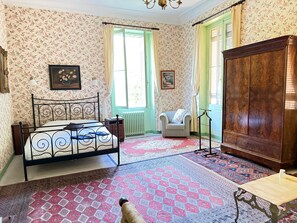 Room - “The Antique Room at Château Habas” with Wi-Fi (Habas)