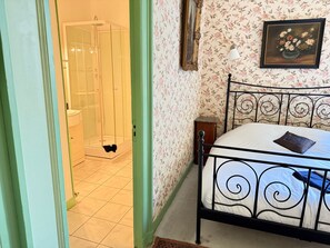 Room - “The Antique Room at Château Habas” with Wi-Fi (Habas)