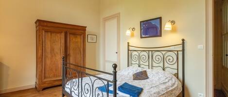 1 habitación, wifi y ropa de cama