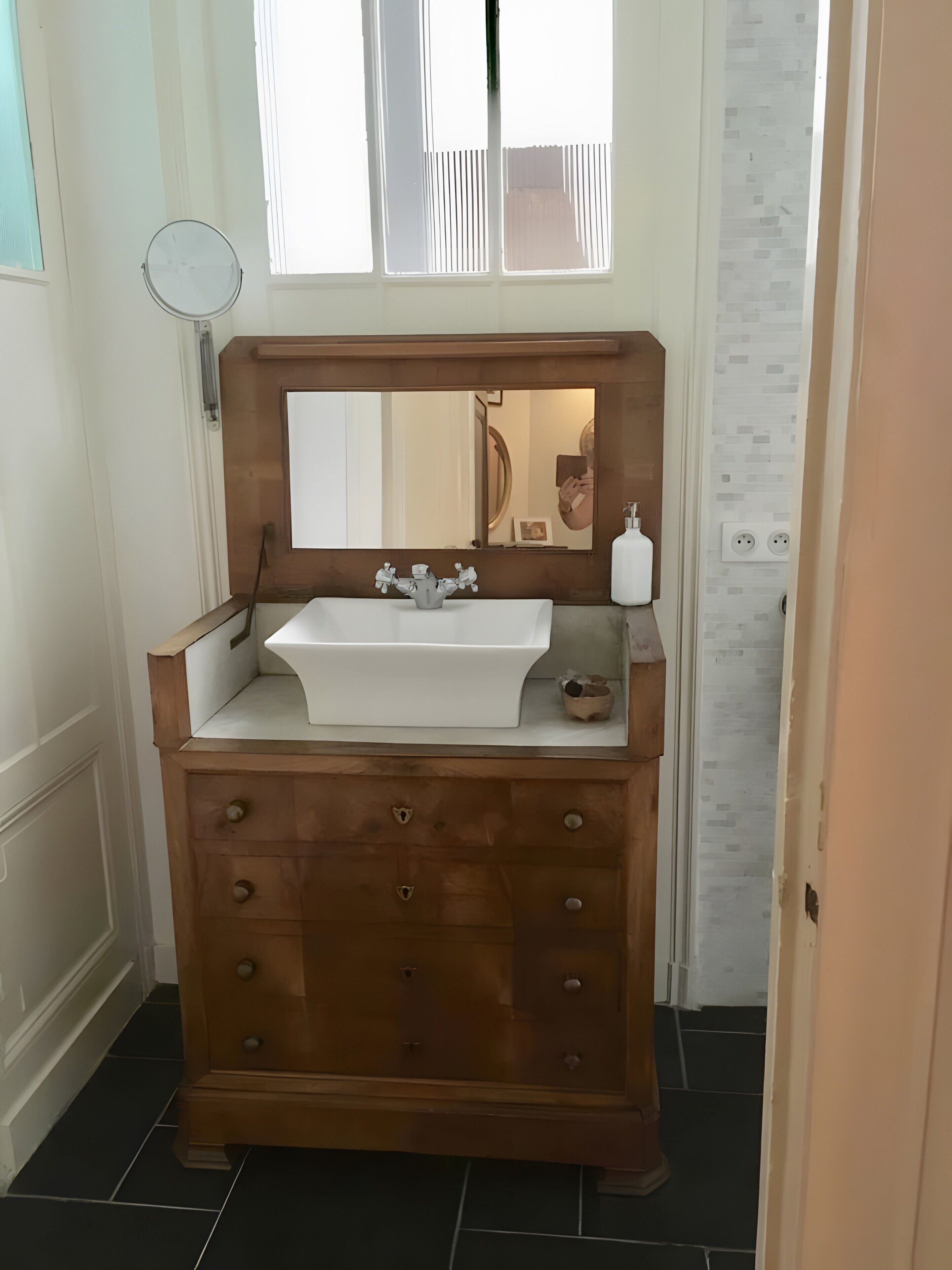 Douche, sèche-cheveux, serviettes fournies