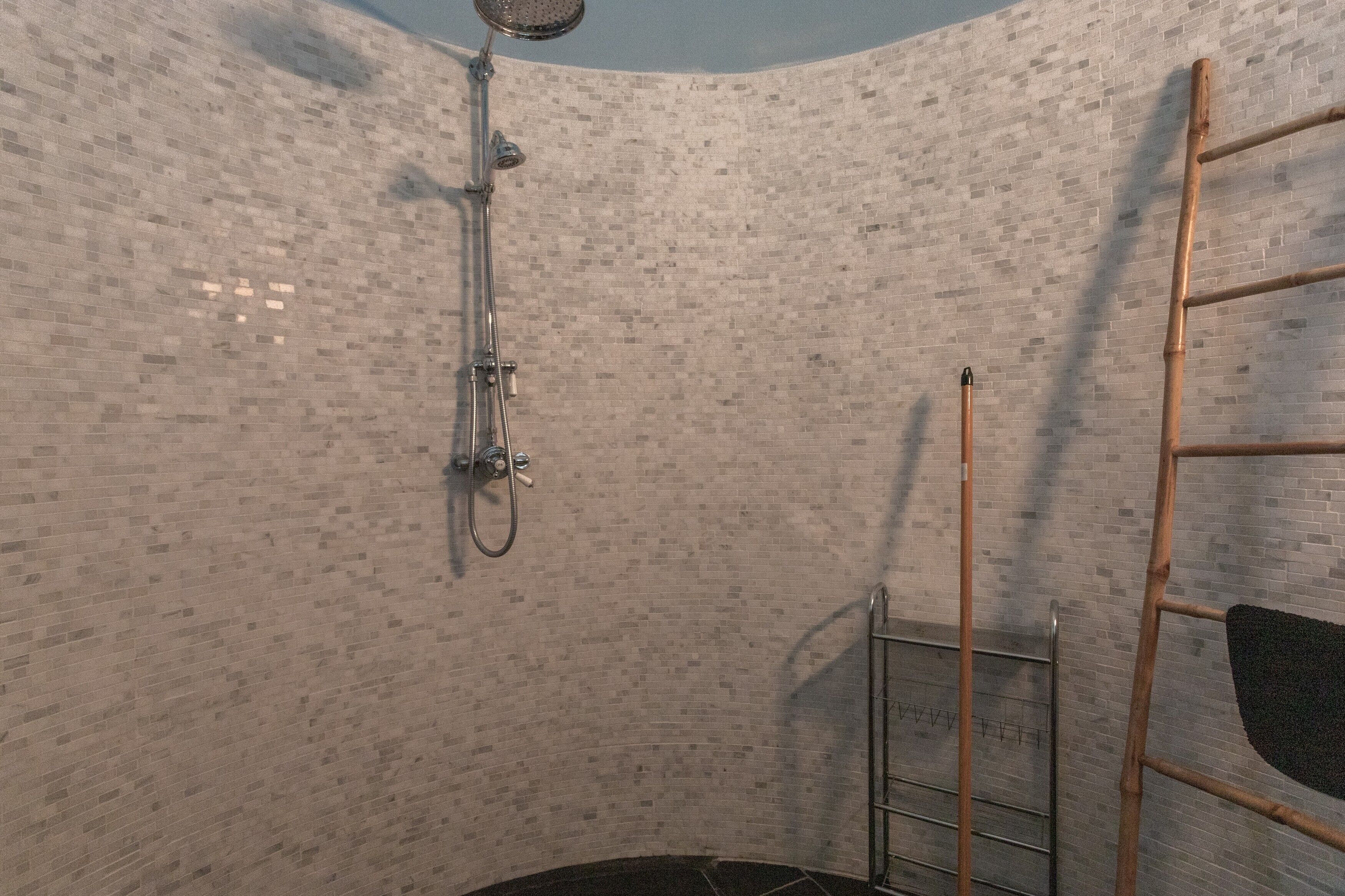 Douche, sèche-cheveux, serviettes fournies