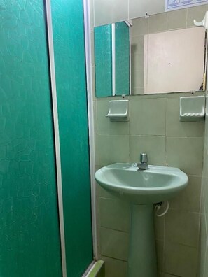 Tweepersoonskamer, balkon, gedeeltelijk uitzicht op zee | Badkamer