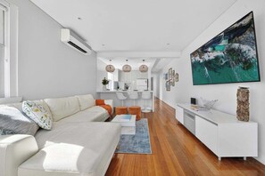 TV, offices - Bondi Surf Living opposite Bondi Beach (Bondi Beach)