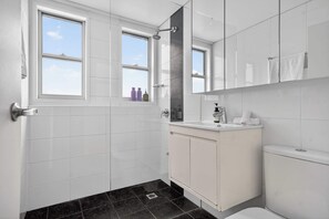 Shower, hair dryer, towels, shampoo - Bondi Surf Living opposite Bondi Beach (Bondi Beach)