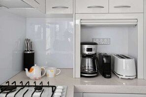 Fridge, microwave, oven, stovetop - Bondi Surf Living opposite Bondi Beach (Bondi Beach)