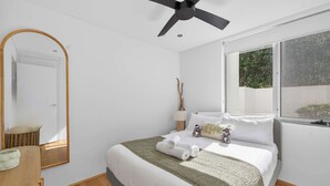 Room - Beachside Maroubra With Parking & Balcony - New (Maroubra)