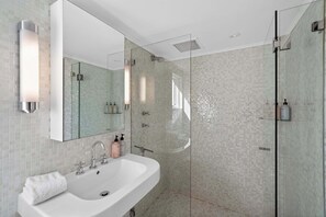 Shower, hair dryer, towels, shampoo - Elegance in Woollahra with Heritage Charm (Woollahra)