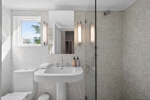 Douche, sèche-cheveux, serviettes fournies, shampoing