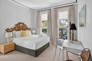 Desk, iron/ironing board, WiFi, bed sheets - Elegance in Woollahra with Heritage Charm (Woollahra)