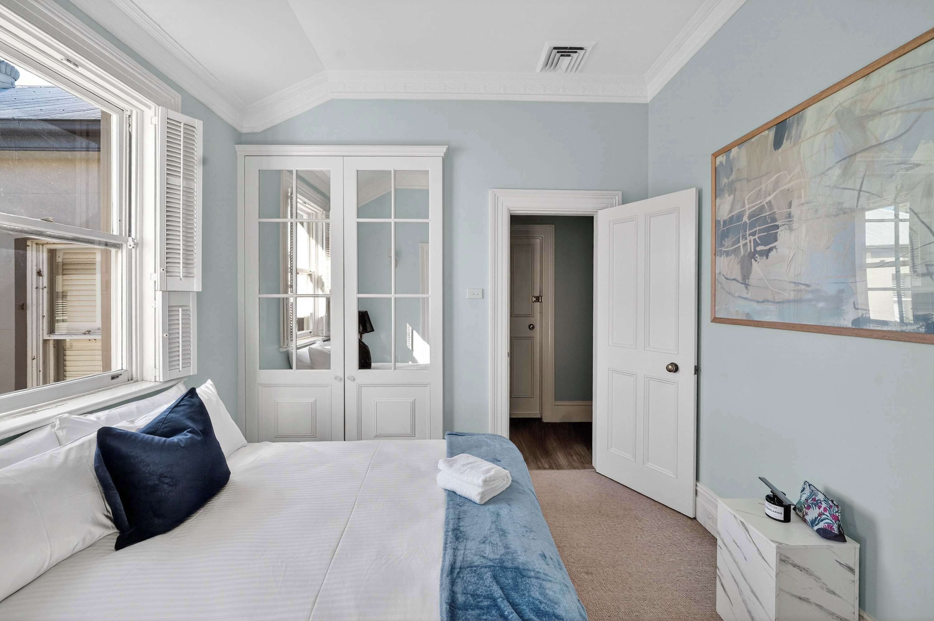 Desk, iron/ironing board, WiFi, bed sheets