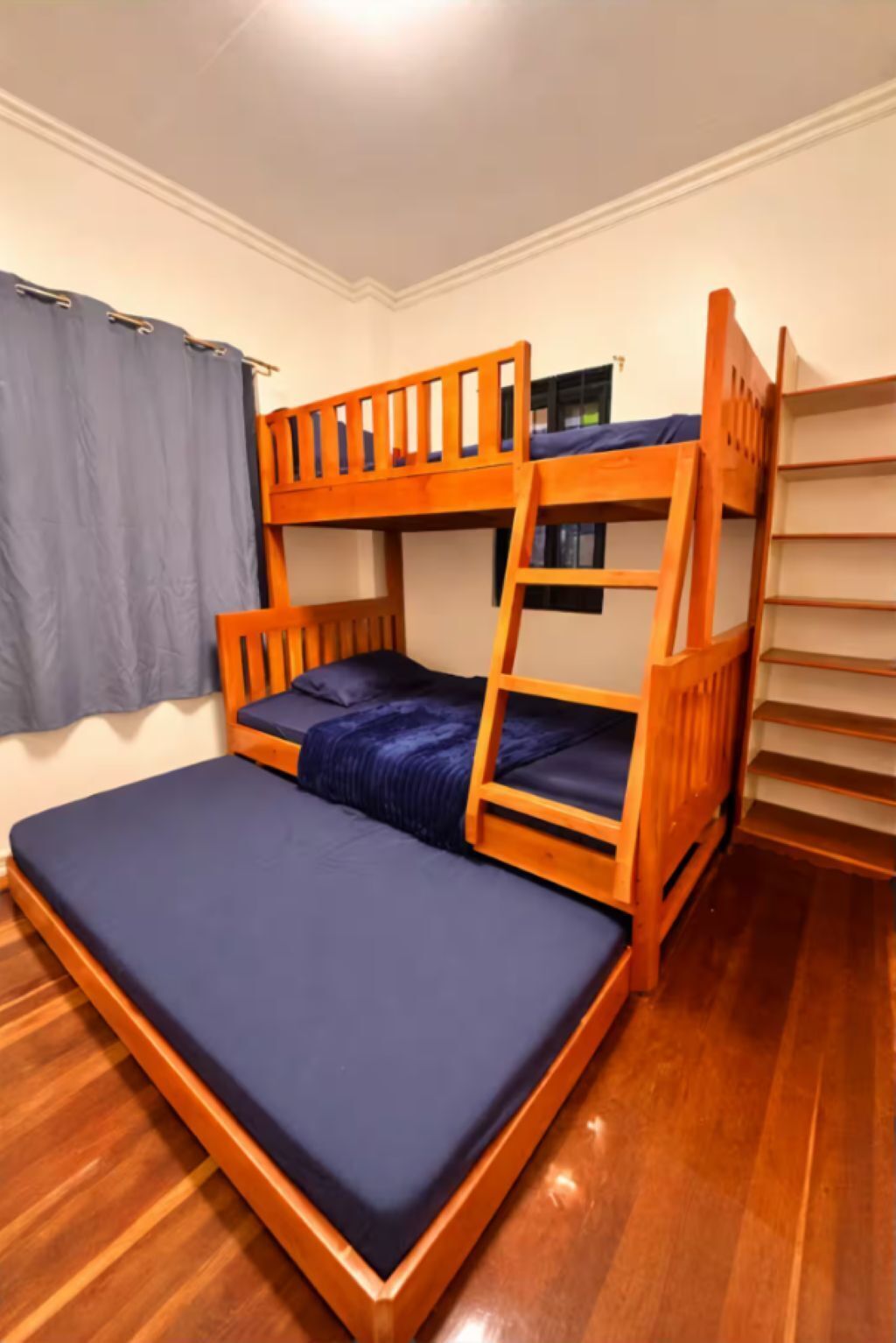 4 bedrooms, iron/ironing board, internet, bed sheets