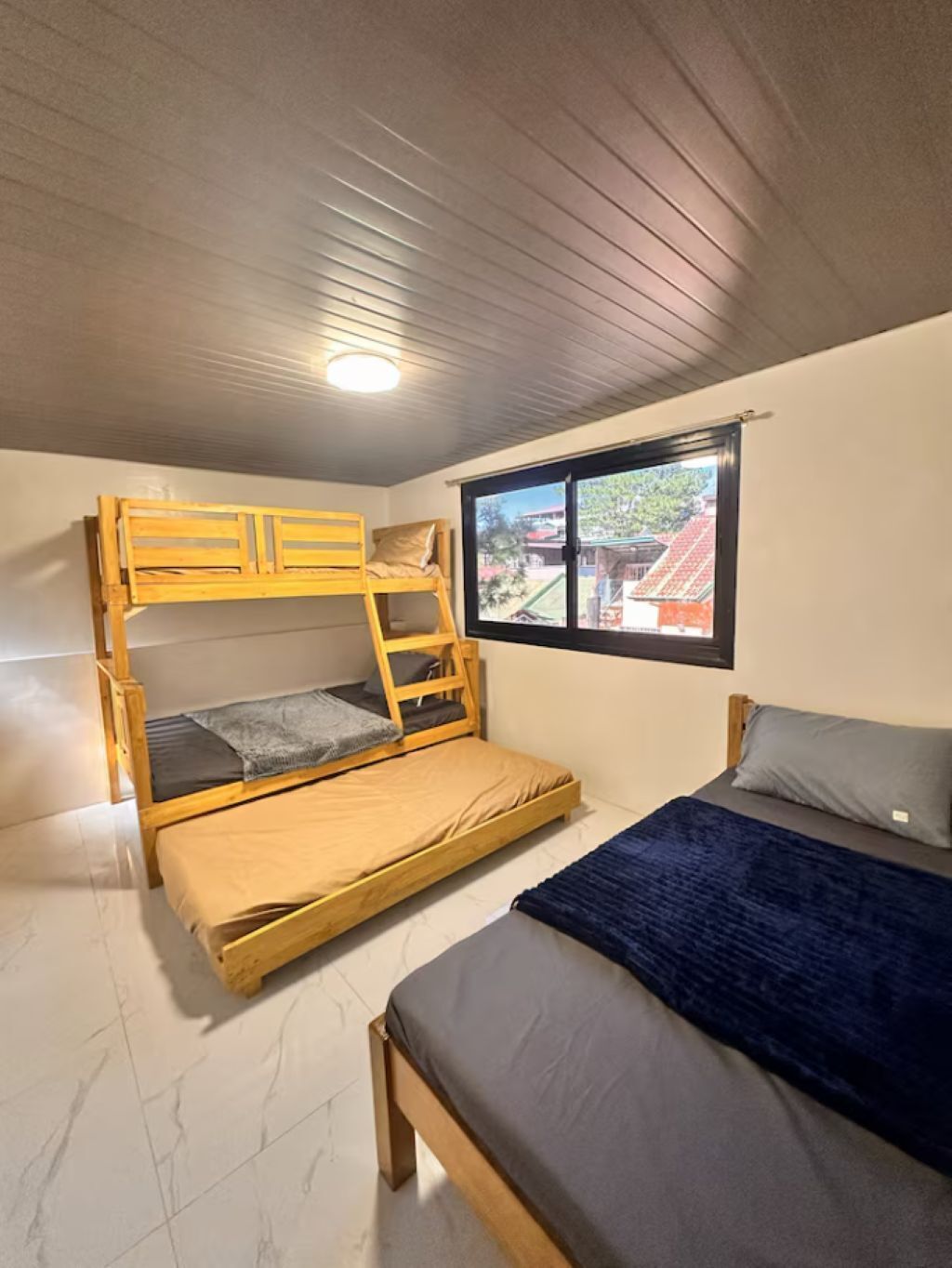 4 bedrooms, iron/ironing board, Internet, bed sheets