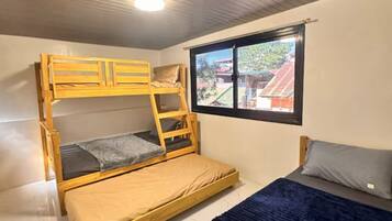 4 bedrooms, iron/ironing board, Internet, bed sheets