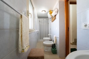 Shower, hair dryer, towels - B&B Nodo Francescano - Blue Room with Balcony, Wi-Fi and Air Conditioning (Porto Empedocle)