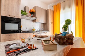 Fridge, microwave, oven, stovetop - B&B Nodo Francescano - Blue Room with Balcony, Wi-Fi and Air Conditioning (Porto Empedocle)