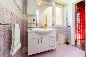Dusche, Haartrockner, Handtücher