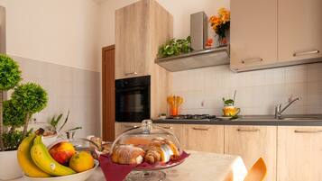 Réfrigérateur, four à micro-ondes, un four, surface de cuisson