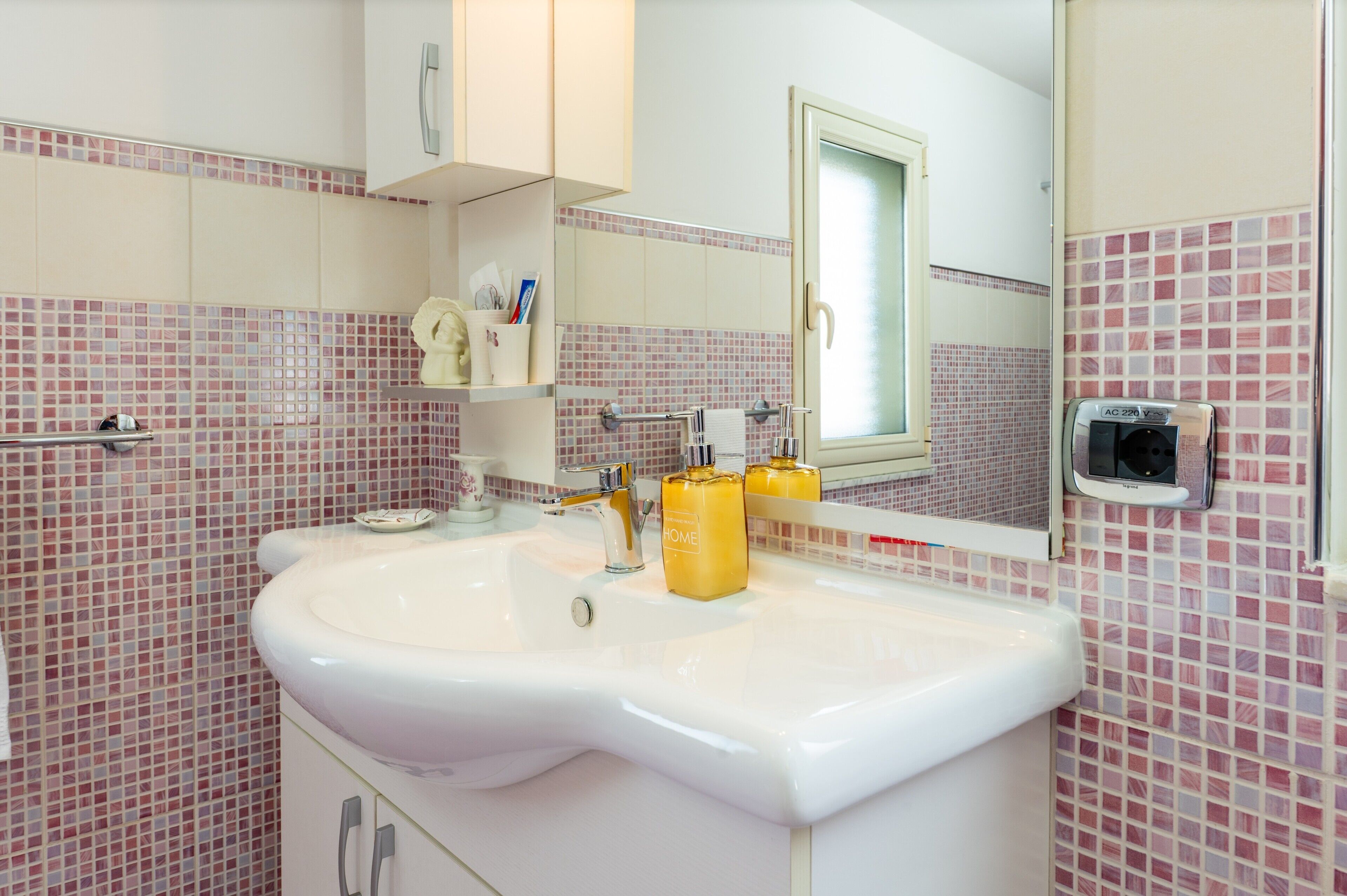 Douche, séchoir à cheveux, serviettes fournies