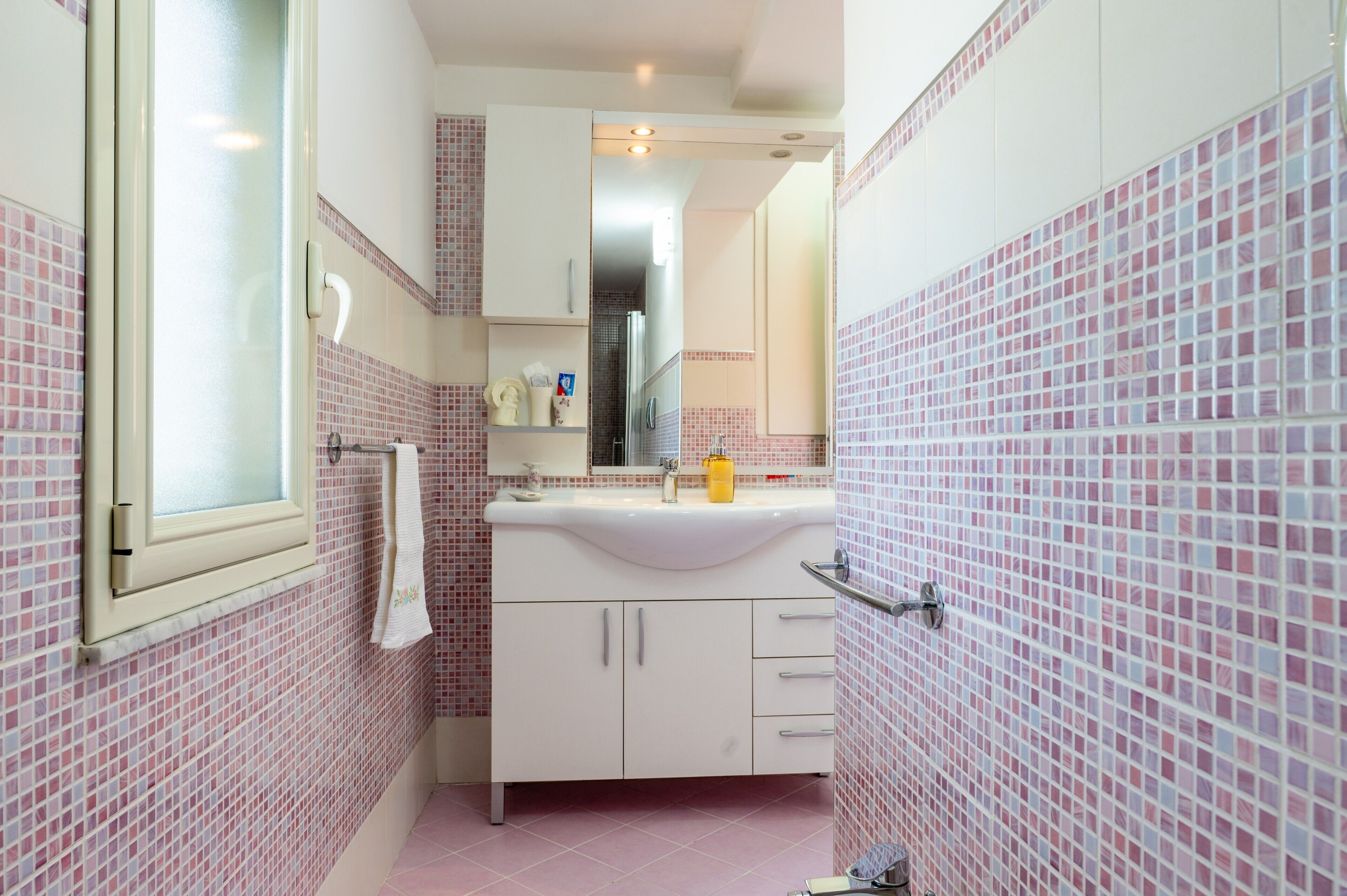 Douche, sèche-cheveux, serviettes fournies