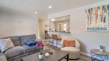House (5 Bedrooms) | Interior