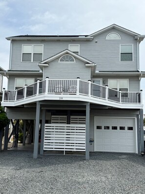 Exterior - 4 min walk to the beach luxury 4 bedrooms 4 bathrooms house on deep water canal  (Ocean Isle Beach)