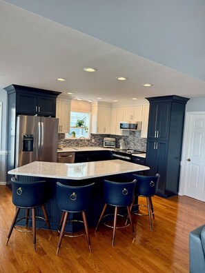 Fridge, microwave, oven, stovetop - 4 min walk to the beach luxury 4 bedrooms 4 bathrooms house on deep water canal  (Ocean Isle Beach)