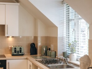 Refrigerador, microondas, horno y cafetera y tetera 