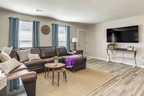 Interior - Tiger Town Retreat: Spacious Home for Groups! (Baton Rouge)