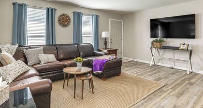 Tiger Town Retreat: Spacious Home for Groups!