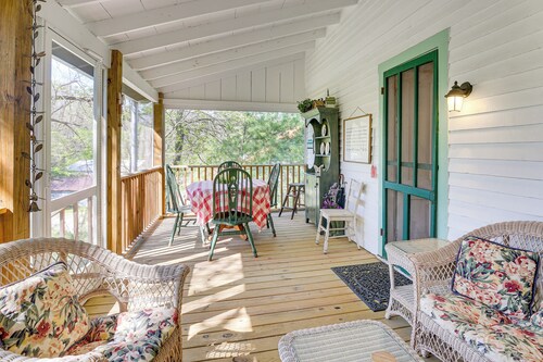 Walk to Wineries: Charming Retreat in Augusta!