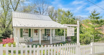 Walk to Wineries: Charming Retreat in Augusta!