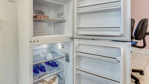 Een open koelkast met meerdere planken, een waterdispenser en een bedieningspaneel.