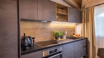 Deluxe Apartment, Balcony, Mountain View | Private kitchen