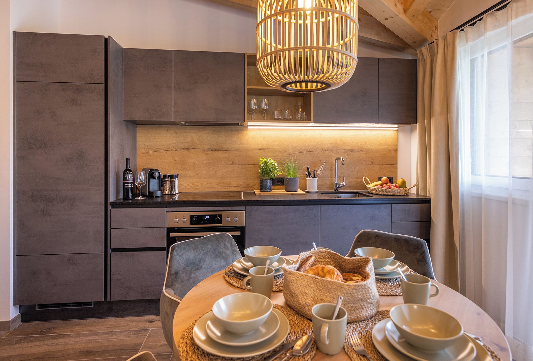Deluxe appartement, balkon, uitzicht op bergen | Privékeuken | Een koelkast/vriezer, een oven, een kookplaat, een vaatwasser