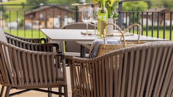 Signature Apartment, Balcony, Mountain View | Outdoor dining