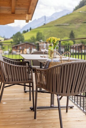 Lägenhet Signature - balkong - utsikt mot bergen | Restaurang utomhus