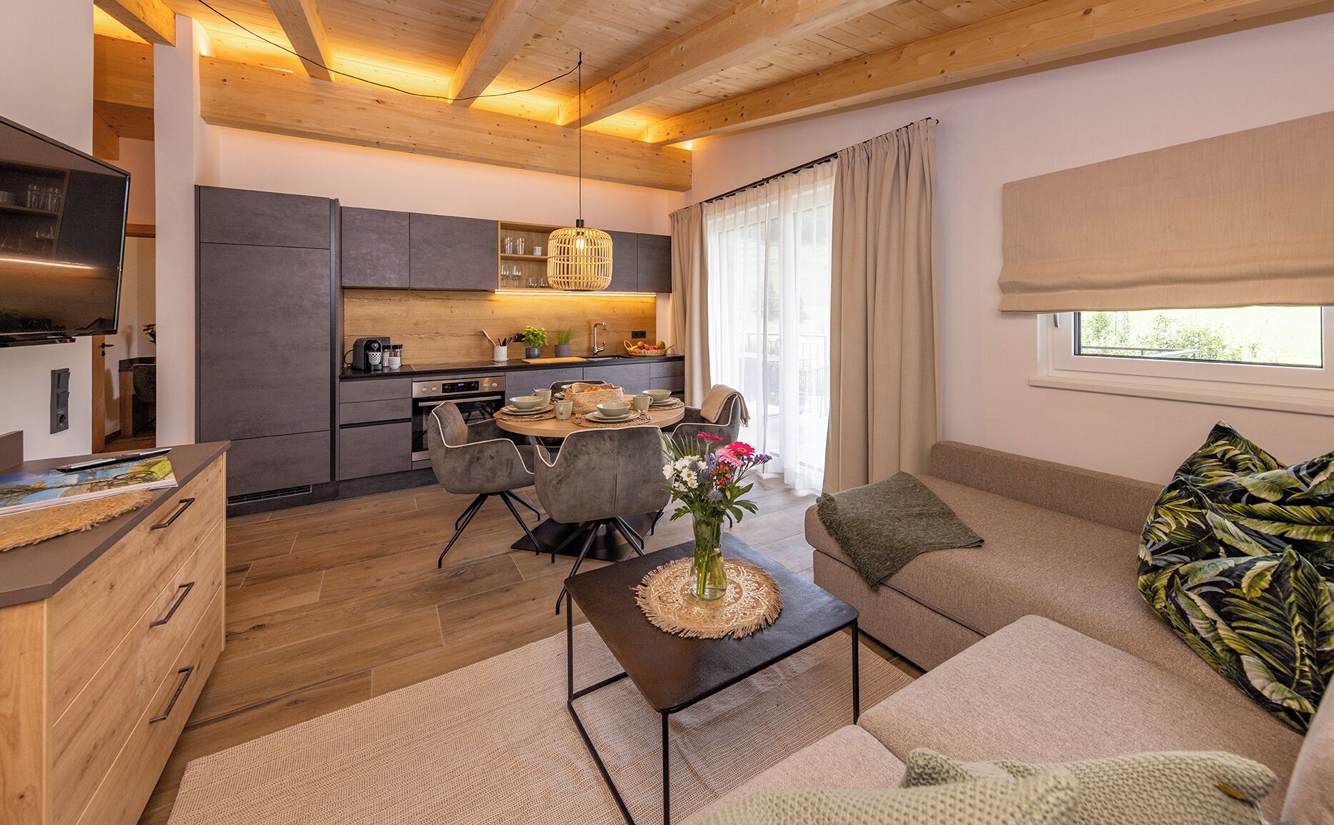 Apartamento com design assinado, sacada, vista para a montanha | Área de estar